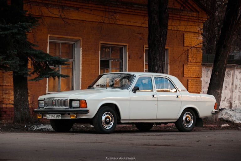 ГАЗ 3102 — российский легковой автомобиль