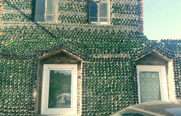 Подборка фотографий необычных домов из бутылок