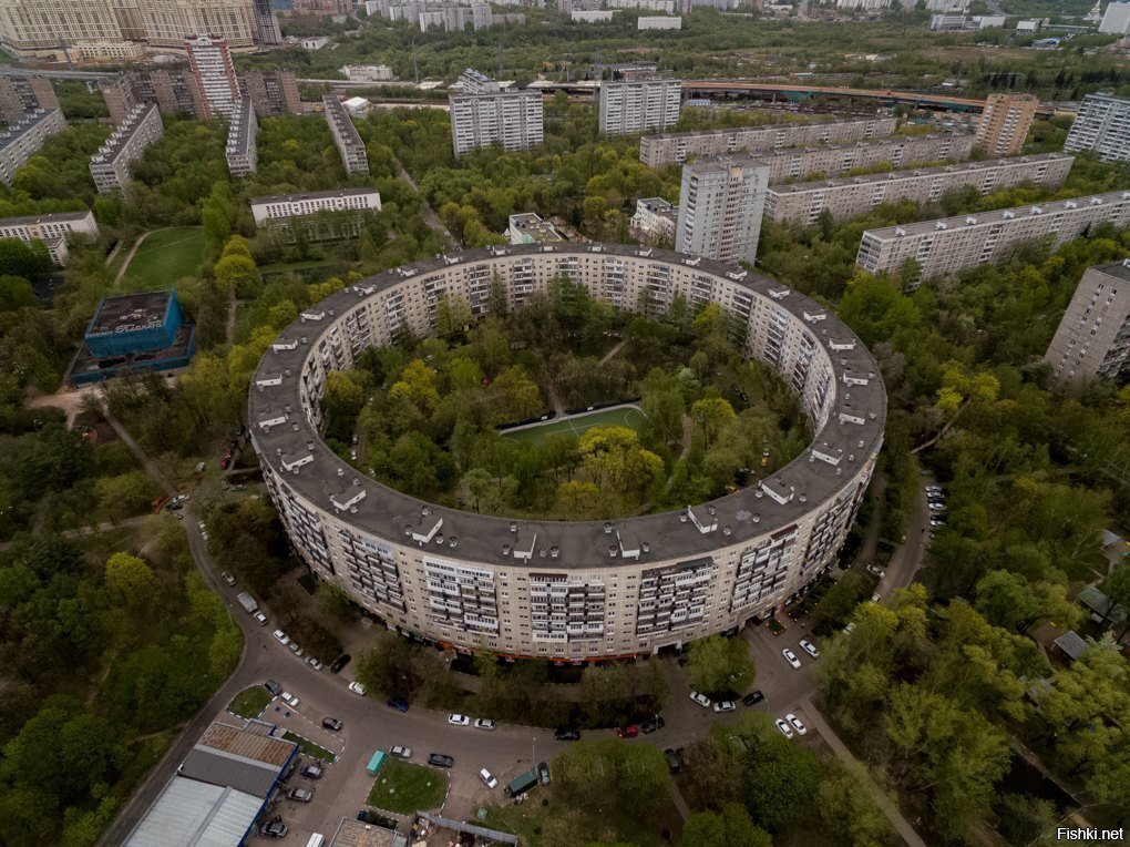 Подборка фото необычного круглого дома в Москве