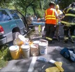 Машина с краской попала в аварию (3 фото)