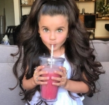 Маленькая девочка с роскошными волосами (13 фото)