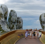Мост на каменных ладонях во Вьетнаме (12 фото)