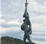 Необычная статуя беременной женщины в Англии (2 фото)