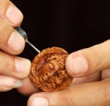Резьба на скорлупе грецкого ореха от китайского мастера (7 фото)