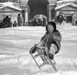 Зимние катания на санках в СССР (43 фото)