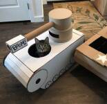 Боевые коты захватывают дома своих хозяев на картонных танках (20 фото)